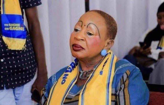 Elle : « Chéri, ma mère veut te rencontrer. Sois sérieux quand on arrivera à la maison stp! »

La mère :