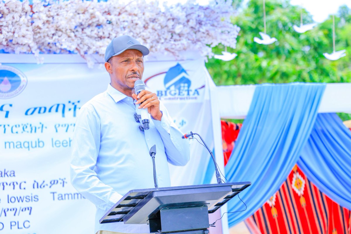 AfarState's tweet photo. በአዋሽ ከተማ እና በጎኒታ ቢርካ የተገነቡ ግዙፍ የንፁህ መጠጥ ውሃ ፕሮጀ��ቶች በድምቀት ተመረቁ፦

​ዛሬ በአፋር ክልል በአዋሽ ከተማ እና በጎኒታ ቢርካ የተገነቡ፣ የበርካታ ዜጎችን የንፁህ መጠጥ ውሃ ፍላጎት የሚያሟሉ ታላላቅ የውሃ ፕሮጀክቶች በይፋ ተመርቀው ለአገልግሎት ክፍት ሆነዋል።

​በምርቃት ስነ-ስርዓቱ ላይ የአፋር ክልል ርዕሰ መስተዳድር ክቡር ሃጂ አወል አርባ፣ የውሃና ኢነርጂ ሚኒስትር ዶ/ር ኢንጂነር ሀብታሙ ኢተፋ እንዲሁም የፌደራልና የክልል ከፍተኛ አመራሮች ተገኝተዋል።

​የተመረቁት የውሃ ፕሮጀክቶች ዋና ዋና ገፅታዎች፦

​የአዋሽ ከተማ የውሃ ፕሮጀክት፦ ይህ ግዙፍ ���ሮጀክት ከ62,000 በላይ የከተማዋን ነዋሪዎች ተጠቃሚ የሚያደርግ ሲሆን፣ ለከተማዋ የጤና መሻሻልና ለኢኮኖሚ እድገት ከፍተኛ አቅም እንደሚፈጥር ተገልጿል።

​የጎኒታ ቢርካ የውሃ ፕሮጀክት፦ በገጠር አካባቢ የሚኖሩ 3,524 ዜጎችን የንፁህ ውሃ ጥም የቀረፈና ለረጅም ጊዜ የነበረባቸውን የውሃ እጥረት የፈታ ስራ ነው።

​የክልሉ ርዕሰ መስተዳድር ክቡር ሃጂ አወል አርባ ባስተላለፉት መልዕክት፤ በክልሉ በውሃ ዘርፍ በተከናወኑ ዘመናዊ ስራዎችና የውሃ ተቋማትን ወደ ሶላር ሲስተም በመቀየር እስካሁን ከ1.4 ሚሊዮን በላይ ዜጎችን ተጠቃሚ ማድረግ መቻሉን ገልጸዋል። ይህም መንግስት ለህዝቡ መሰረታዊ ፍላጎቶች ያለውን ቁርጠኝነት በተግባር ያ��የበት ስኬት መሆኑን አክለዋል።

​የውሃና ኢነርጂ ሚኒስትር ዶ/ር ኢንጂነር ሀብታሙ ኢተፋ በበኩላቸው፤ በክልሉ በርካታ አዳዲስ የውሃ ተቋማት መገንባታቸውንና ነባሮቹም ዘመናዊ እንዲሆኑ መደረጉን ጠቁመው፣ በዚህም የውሃ አቅርቦት ሽፋኑ በከፍተኛ ደረጃ ማደጉን ገልጸዋል። ይህ ውጤት በክልሉ የታየ ታሪካዊ ስኬት መሆኑንም ሚኒስትሩ አረጋግጠዋል።

​ለእነዚህ ፕሮጀክቶች ስኬት የፌዴራል ውሃና ኢነርጂ ሚኒስቴር፣ UNICEF እና KFW ከፍተኛ ድጋፍ ያደረጉ ሲሆን፣ የአዋሽ ሱባህ ኪሎ ከተማ ማህበረሰብና አመራሮችም ለነበረው የተቀናጀ ትብብር ምስጋና ቀርቧል።
​የዛሬው ምርቃት የህዝባችንን ���ንፁህ መጠጥ ውሃ ጥያቄ ለመመለስ የተጀመረው ሰፊ የልማት ጉዞ አካል ሲሆን፣ የህዝባችንን ተስፋና የወደፊት ብሩህ እድል የሚያረጋግጥ ነው።

​ልማታችን ይቀጥላል!

​የአፋር ብሄራዊ ክልላዊ መንግስት ርዕሰ መስተዳድር ጽህፈት ቤት
