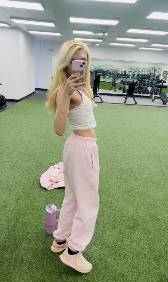 gamertwink_'s tweet photo. Meta is ABYSMAL at customer service so I will be using this a lot more now !! #femboy #twink  #gym https://t.co/G1OilOiXWb