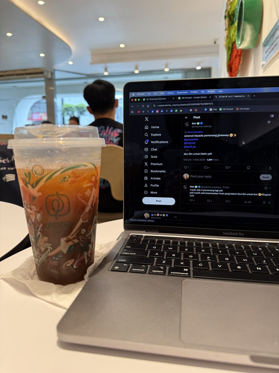 hanif_aa's tweet photo. Sejak jadi business owner, aku jadi paham bangeeet struktur biaya. Harga kopi yang kita minum, itu udah termasuk hitung-hitungan wifi, colokan, dan kursi meja yang kita 'sewa' selama duduk or wfc di sanaaa.

Jadi kalo mau wfc, aku pribadi ga mau dan takut kalo makan banyak meja. Misal dateng sendiri tapi makan 4 seat buatku doang. Alasannya karena perbuatan kayak gitu bikin rugi coffeeshop-nya, karena mengurangi calon customer yang mau ngopi ke sana.