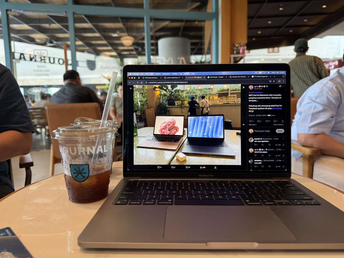 hanif_aa's tweet photo. Sejak jadi business owner, aku jadi paham bangeeet struktur biaya. Harga kopi yang kita minum, itu udah termasuk hitung-hitungan wifi, colokan, dan kursi meja yang kita 'sewa' selama duduk or wfc di sanaaa.

Jadi kalo mau wfc, aku pribadi ga mau dan takut kalo makan banyak meja. Misal dateng sendiri tapi makan 4 seat buatku doang. Alasannya karena perbuatan kayak gitu bikin rugi coffeeshop-nya, karena mengurangi calon customer yang mau ngopi ke sana.