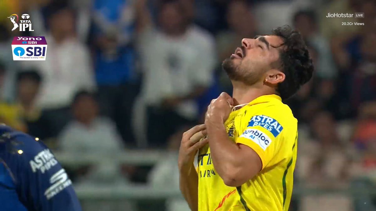 InfoCricX's tweet image. 🚨 EMOTIONAL MOMENT 💔🥹

Mukesh Choudhary looks to the heavens after taking the wicket — a heartfelt tribute to his late mother while playing for Chennai Super Kings 🙏💛

#MIvsCSK #IPL2026 #Respect