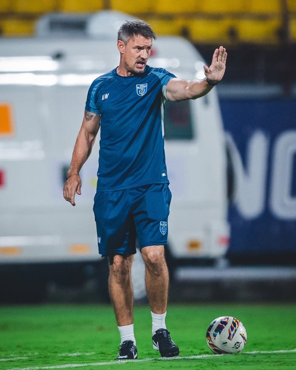 _DhananJayan's tweet image. Never in my life did I think I’d see Westwood and Hartley on the sidelines winning important points for KBFC, with CK Vineeth (more of a BFC legend than a KBFC one) cheering for the team from the stands. What a timeline. #KBFC