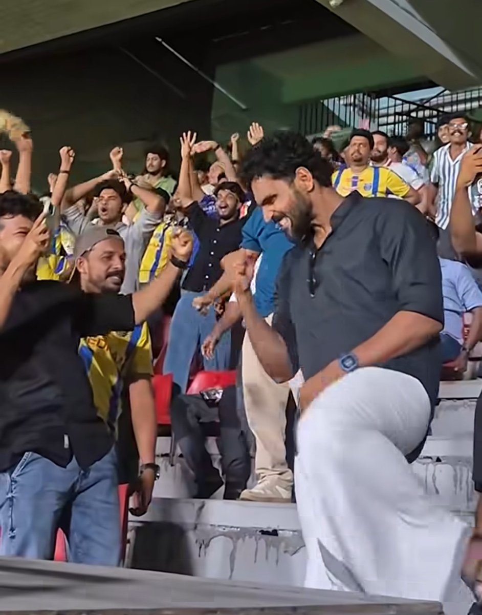 _DhananJayan's tweet image. Never in my life did I think I’d see Westwood and Hartley on the sidelines winning important points for KBFC, with CK Vineeth (more of a BFC legend than a KBFC one) cheering for the team from the stands. What a timeline. #KBFC