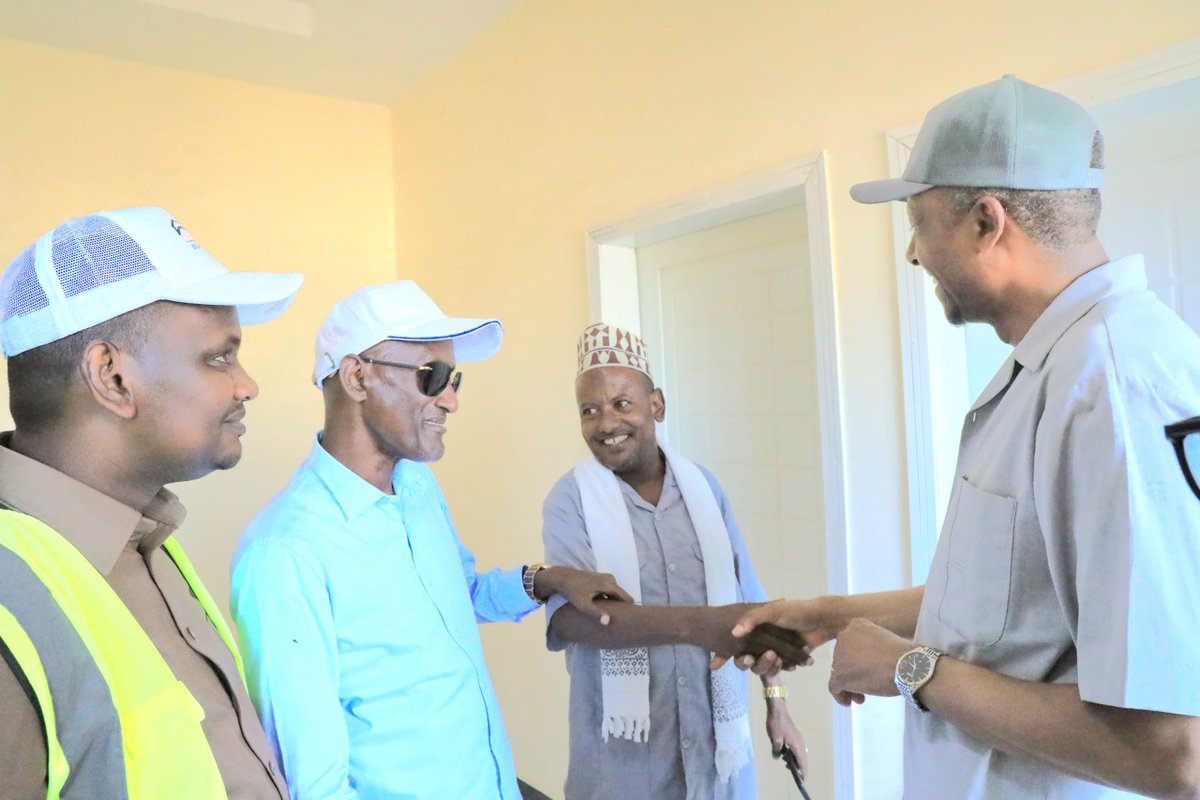 AfarState's tweet photo. በአፋር ክልል በ62 ሚሊዮን ብር በላይ ወጪ የተገነቡ የአቅመ ደካማ ቤቶች ተመረቁ

​ወረር አዶብተሌ — በአፋር ክልል በዞን 1 እና በዞን 3 በሚገኙ የተለያዩ ወረዳዎች ለአቅመ ደካማ ዜጎች የተገነቡ 16 መኖሪያ ቤቶች ተጠናቀው ለተጠቃሚዎች ተረከቡ።

​ለቤቶቹ ግንባታ በአጠቃላይ ከ62 ሚሊዮን 600 ሺህ ብር በላይ ወጪ የተደረገ ሲሆን፣ ግንባታው የተከናወነው በዱብቲ፣ በአሚበራ (ወረር አዶብተሌ) እና በአዋሽ ከተሞች ነው።

​በምረቃ ሥነ-ሥርዓቱ ላይ የተገኙት የክልሉ ርዕሰ መስተዳድር ክቡር ሃጂ አወል አርባ እንደገለጹት፤ አቅመ ደካማ ዜጎችን መደገፍ በምድርም በሰማይም ከፍተኛ ዋጋ ያለው ተግባር ነው። ይህ በጎ አድራጎት በጠቅላይ ሚኒስትር ዶ/ር አብይ አህመድ የተጀመረው የ“ወገን ለወገን” መርሀ ግብር አካል መሆኑን በመጥቀስ፣ ሁሉም ዜ��� በዚሁ መንፈስ ሊረባረብ እንደሚገባ አሳስበዋል።

​የውሃና ኢነርጂ ሚኒስትር ክቡር ዶ/ር ኢ/ር ሀብታሙ ኢተፋ በበኩላቸው፣ ፕሮጀክቱ “ከተረፈን ሳይሆን ካለን ለወገኖቻችን” በሚል መርህ የተከናወነ መሆኑንና ተደምሮ በመስራት ለውጥ ማምጣት እንደሚቻል ማሳያ መሆኑን ገልፀዋል።

​ሚኒስቴር መስሪያ ቤቱ በክልሉ ከሚያከናውናቸው የውሃ፣ የሳኒቴሽንና የኢነርጂ ���ቅርቦት ስራዎች በተጨማሪ ማህበረሰቡን በዚህ መልኩ ማገዙ የሚደነቅ ተግባር መሆኑ በዕለቱ ተገልጿል።

በሥነ-ሥርዓቱ ላይ የክልልና የፌዴራል ከፍተኛ አመራሮች እንዲሁም የሀገር ሽማግሌዎች ተገኝተዋል።