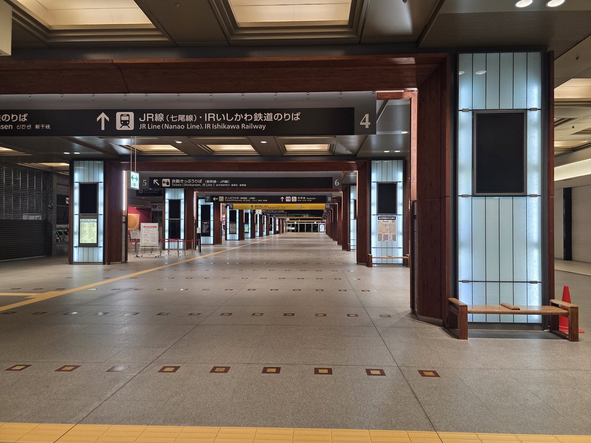 誰も居ない金沢駅。仕事疲れたのう(´；ω；｀)