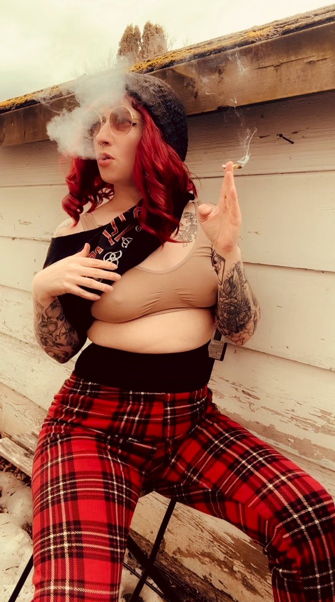 maple_massacre's tweet photo. Happy Thursday my stoners!!

#linkinbio #contentcreator #smokingfetish #420girl #stonerchick https://t.co/HVkp1yk9o4