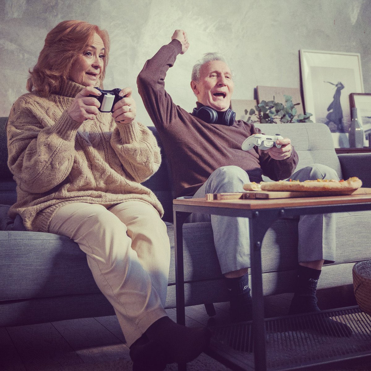 LFGdating's tweet image. Facts: couples that game together stay together. Find your gamer today on LFGdating.com. #gamerdating #gamergirl #GamerLife #worldofwarcraft