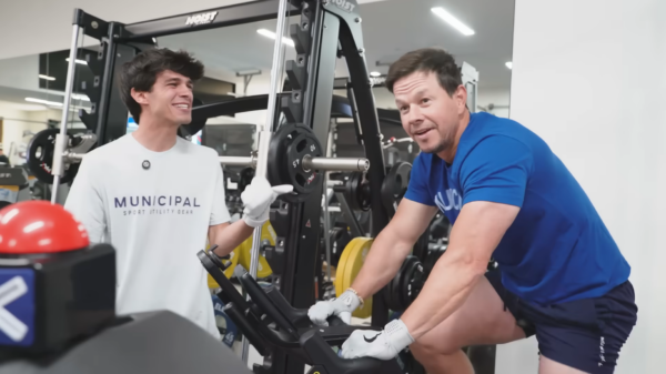 evafmec's tweet photo. Cómo es la exigente rutina matutina de Mark Wahlberg ► https://t.co/h3YrjNVUL3 https://t.co/iyxMPtZPhv