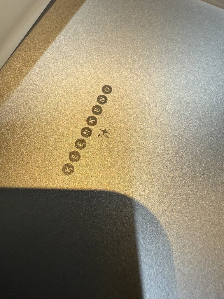 เรื่องของขวัญวันเกิดซีคีนก็น่ารักอะ น้องคีนจะเป็นสายเซอร์ไพร้ๆ ซื้อแว่นให้เขาแต่ไม่บอกตรงๆ ตั้งกล้องทำเป็นให้ลองใส่แล้วค่อยบอกว่า “เออกูให้ของขวัญวันเกิด ไม่ใช่แว่นกู กูซื้อให้มึง”

แล้วให้ตอนนั่งรอข้าวด้วยกันอะ (˃̣̣̣̣︿˂̣̣̣̣ ) ไอ่เจ้าของของขวัญมันตั้งตัวไม่ทัน ยิ้ม