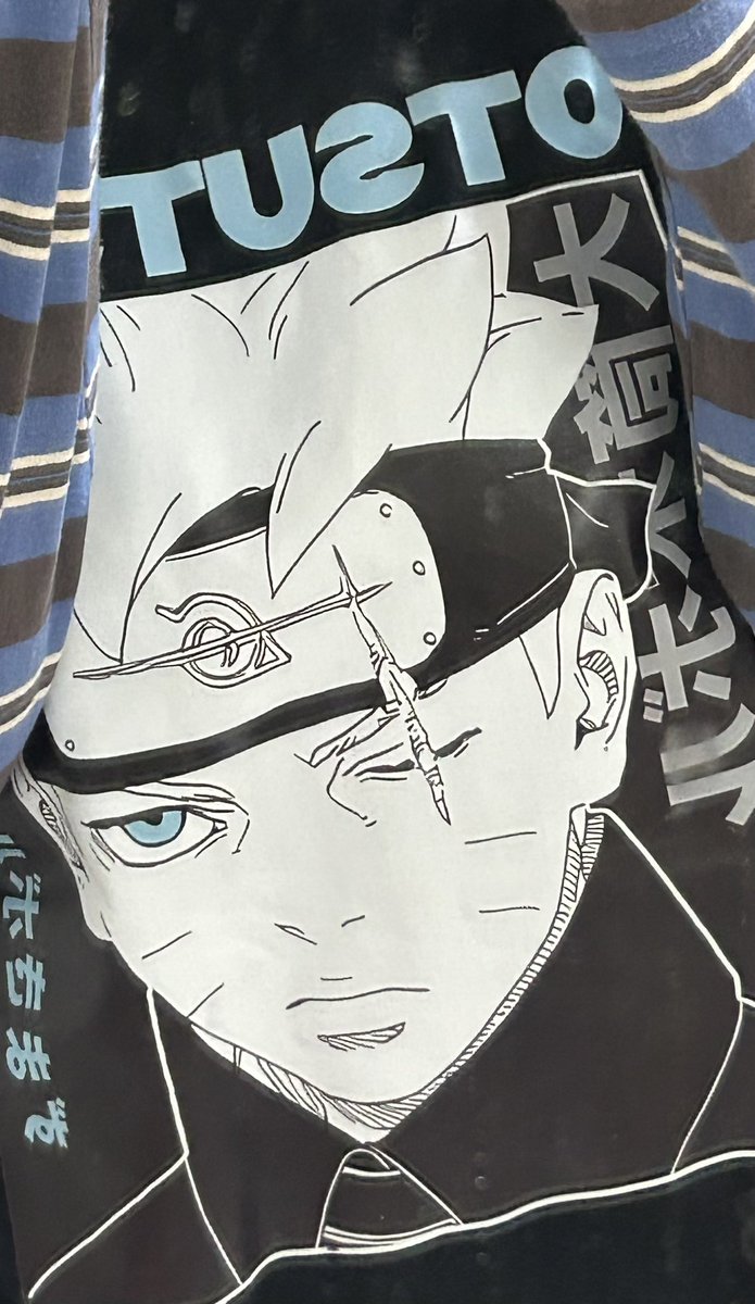 تيشيرتي المفضل
😁🩷