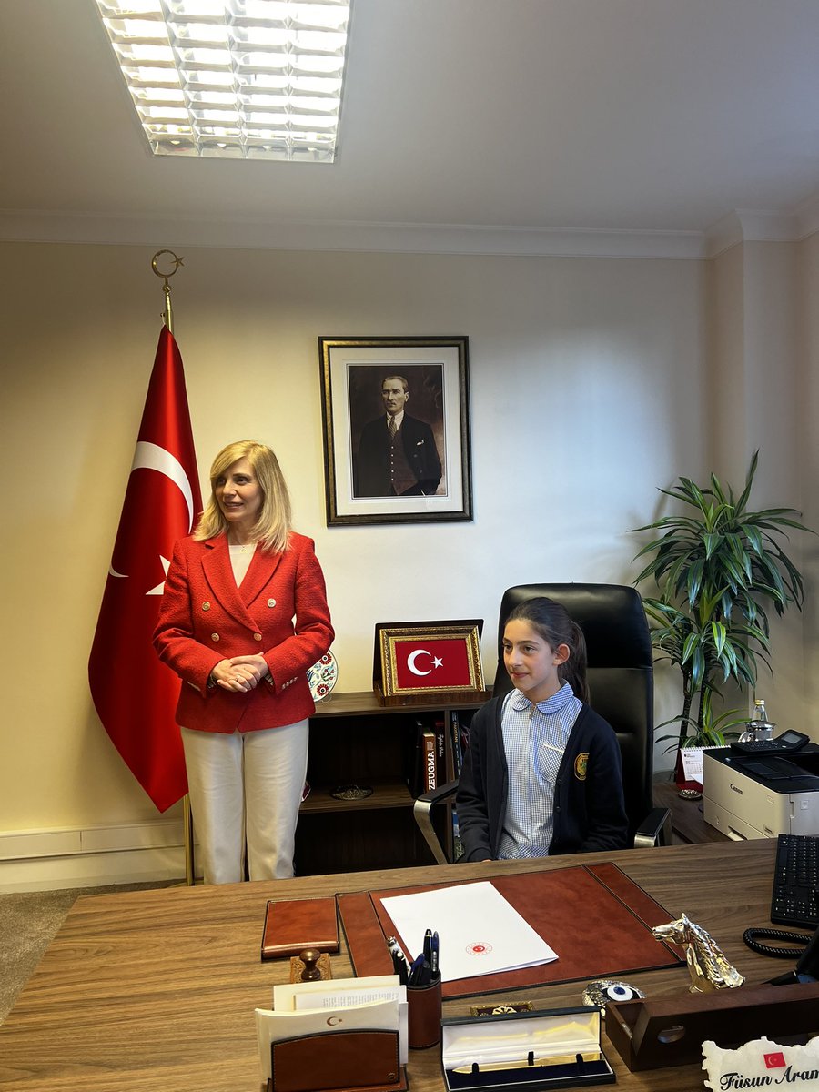 TC_ManchesterBK's tweet photo. 23 Nisan Ulusal Egemenlik ve Çocuk Bayramımızı Başkonsolosluğumuzda Manchester Türkçe sınıfından çocuklarımızla birlikte kutladık. https://t.co/S5X4RjvmkQ