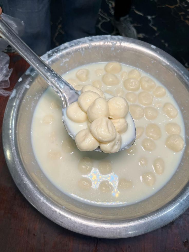SayantikaSays's tweet photo. How do I explain the taste of Misti Doi and Rosmalai to the Non-Bengalis here? https://t.co/wOejHw3IOd