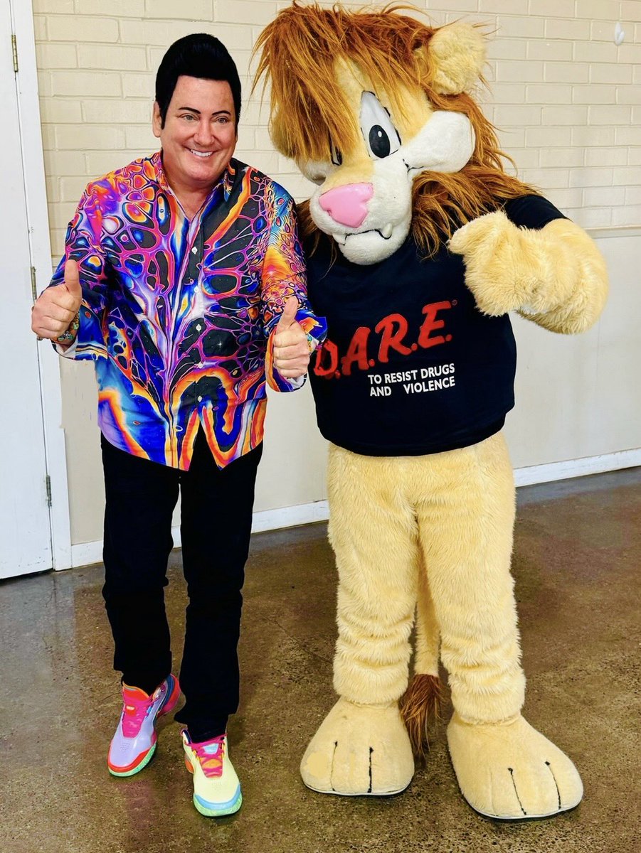 🕺🏾🪩🦁 “THUMBS UP” to 🫵YOUR #ThrowbackThursday from yours truly (the Official D.A.R.E. Safety &amp; Self-Esteem Buddy) and “D.A.R.E. America International’s Official Mascot: DAREN the LION! 🐾 

BE THE ✨ LIGHT! ✨ 
LIVE IN 💫 GRATITUDE 💫 
EACH DAY IS A GIFT 🎁