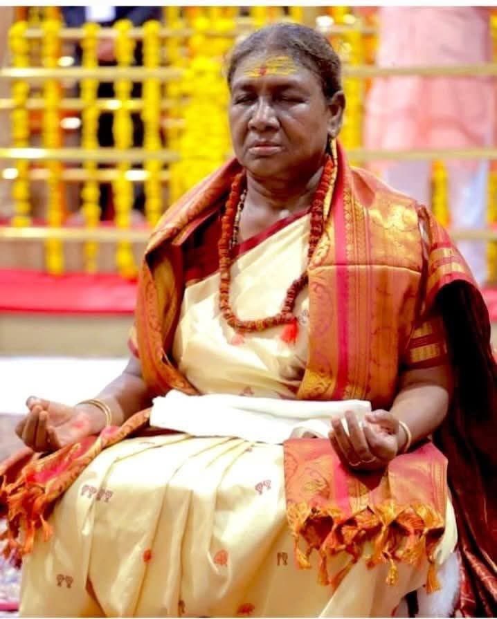 बंगाल का चुनाव भाजपा की तरफ से सीजेआई, चुनाव आयोग, अर्द्धसैनिक बल ही नहीं राष्ट्रपति भी लड़ी हैं।
बंगाल पहुंचने पर मुख्यमंत्री ममता बनर्जी के रिसीव करने न जाने पर अपमानित समझ गयीं।
बंगाल में एक बलात्कार देखकर इनकी आत्मा परेशान हो गयी लेकिन मणिपुर में महिलाओं को नग्न घुमाने और