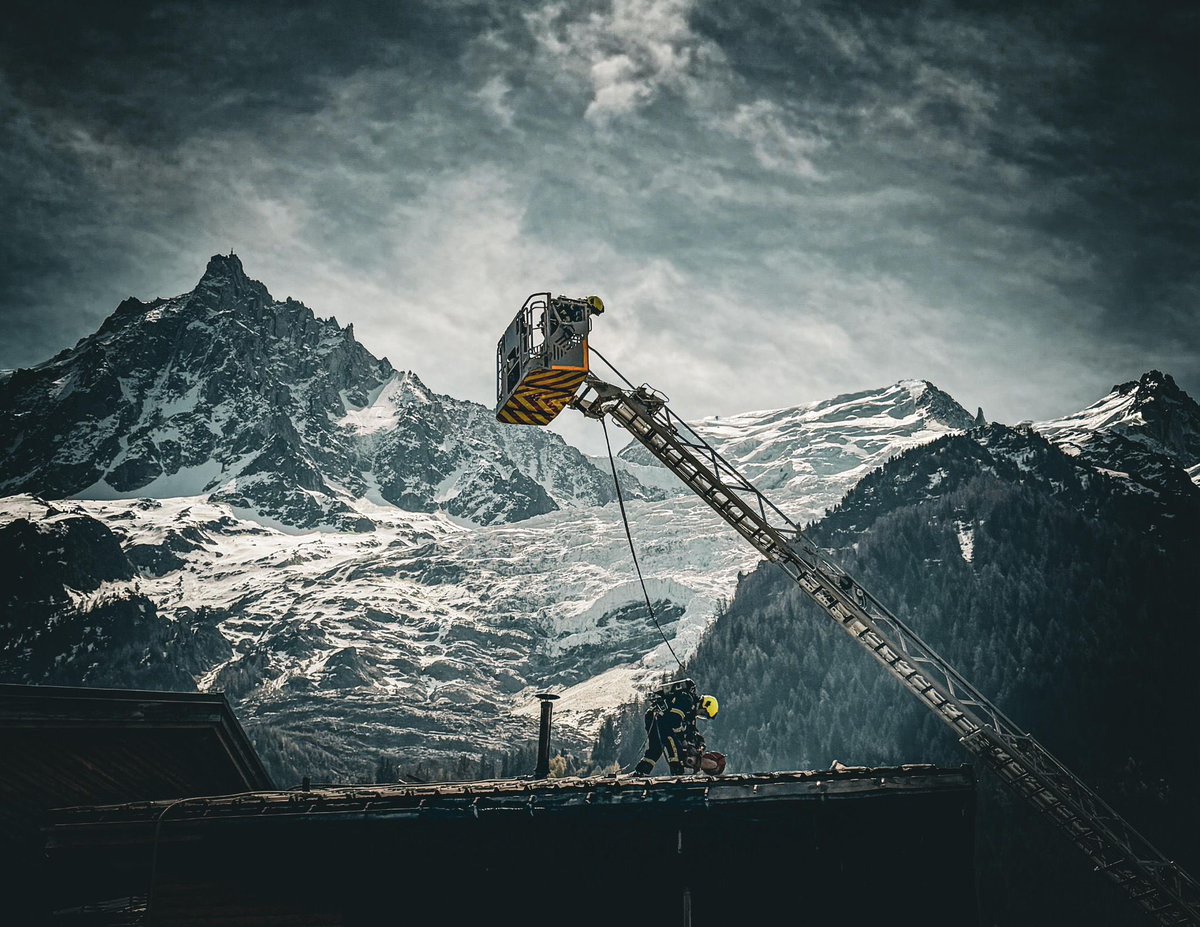 SDIS_74's tweet image. Derrière eux, les sommets. Sous leurs pieds, l’urgence.

📸 © SDIS 74 - Émilie CIZAIRE

#sapeurspompier #chamonix #intervention #engagement #hautesavoie