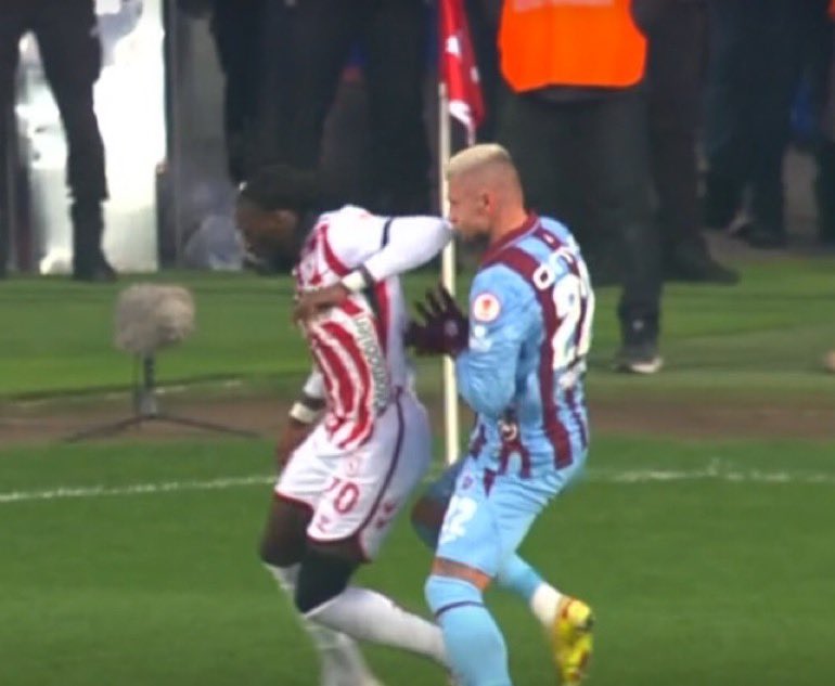 FFSTRhaber's tweet photo. Trabzonsporlu Savic, Zubkov'un sakatlık yaşadığı pozisyonda, Coulibaly'nin dirseği gerekçesiyle ikinci sarı kartı görmesi gerektiği yönünde hakemle konuştu. Zubkov, tedavisi sonrası tekrar oyunda. https://t.co/usntTPGCJi