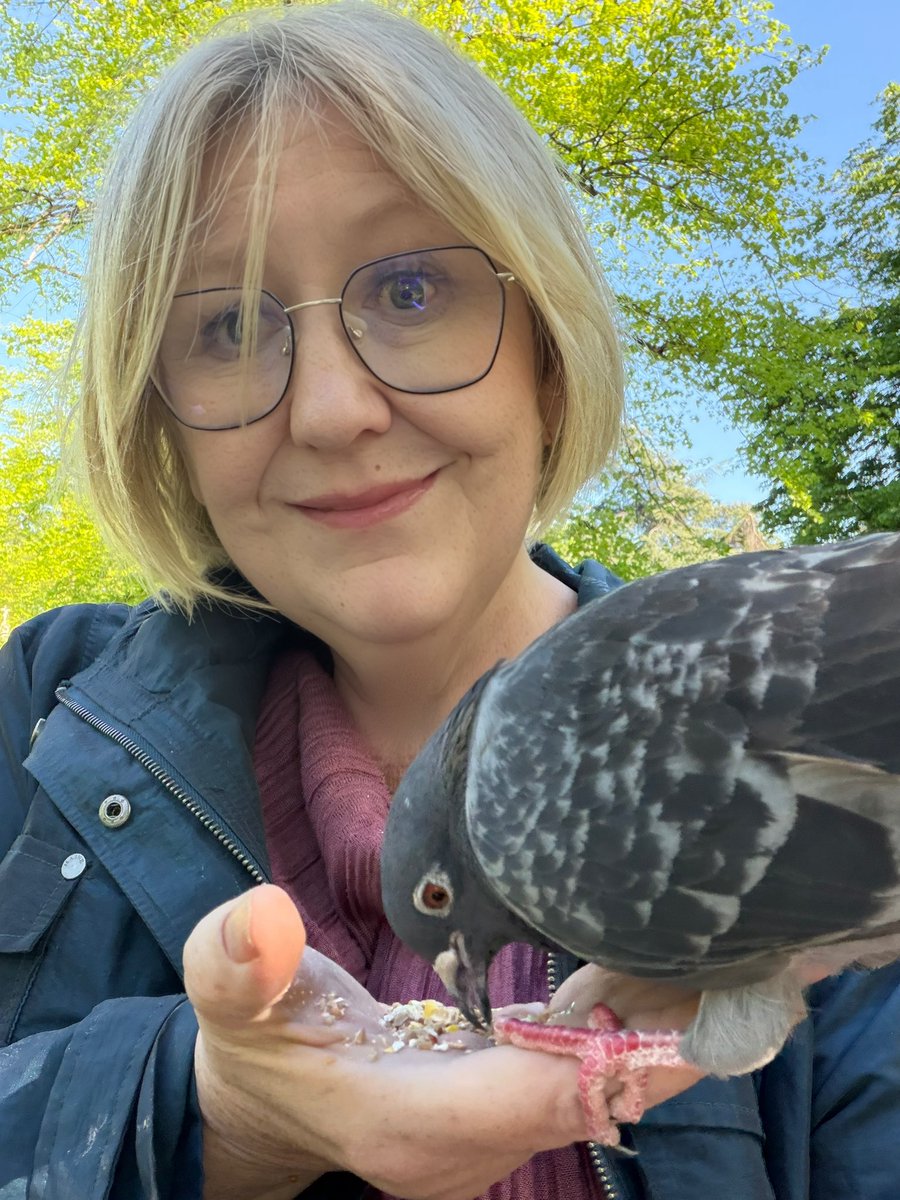 BromptonBunch's tweet image. Sylvia joined me late in the afternoon. It was a lovely surprise #Pigeons