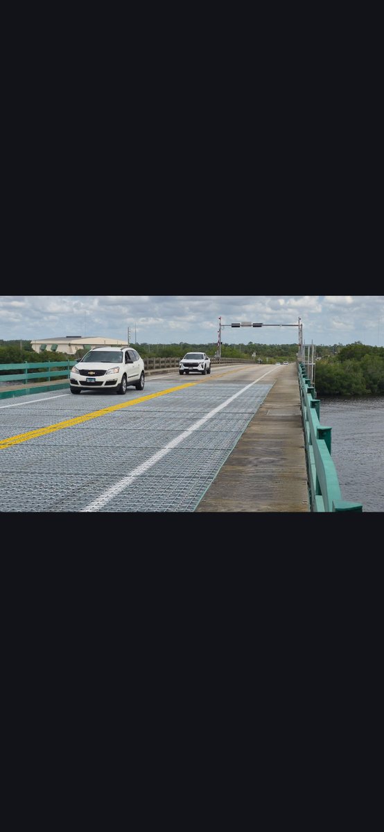 MyFDOT_SWFL's tweet photo. #FDOT met its 10-day deadline and reopened the Wilson Pigott Bridge in @Leecountyflbocc this morning after replacing the old grid deck with a new one—improving safety for the community.

Commuters are back on the move and returning to normal routines. 🚗💨 @MyFDOT https://t.co/nC9dzOYlsv
