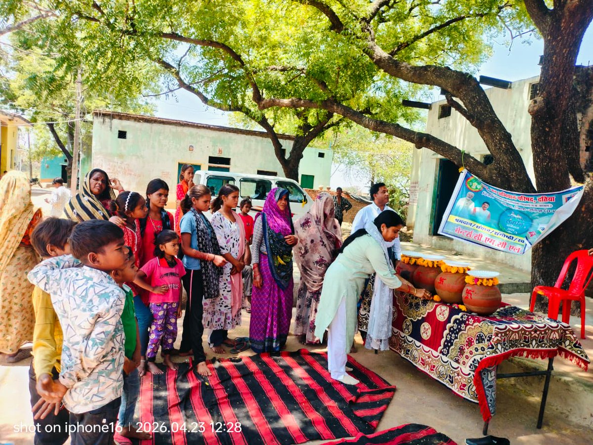 PROJSDatia's tweet image. जल गंगा संवर्धन अभियान के तहत तरगुआ में जल स्रोत सेवा समागम 💧

मध्य प्रदेश जन अभियान परिषद द्वारा जल गंगा संवर्धन अभियान के अंतर्गत तरगुआ आदिवाशी डेरा पर स्वच्छता,पौधारोपण,प्याऊ एवं पक्षी सेवा जैसी गतिविधियों के माध्यम से पर्यावरण संरक्षण का संदेश दिया।

#दतिया  #datia