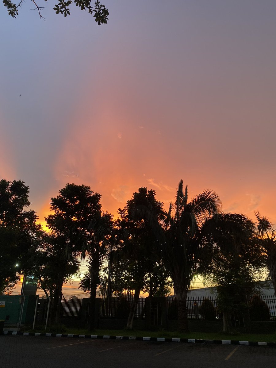 ydsta__'s tweet photo. pemandangan sore tadi 🧡 https://t.co/P1exz27yFB