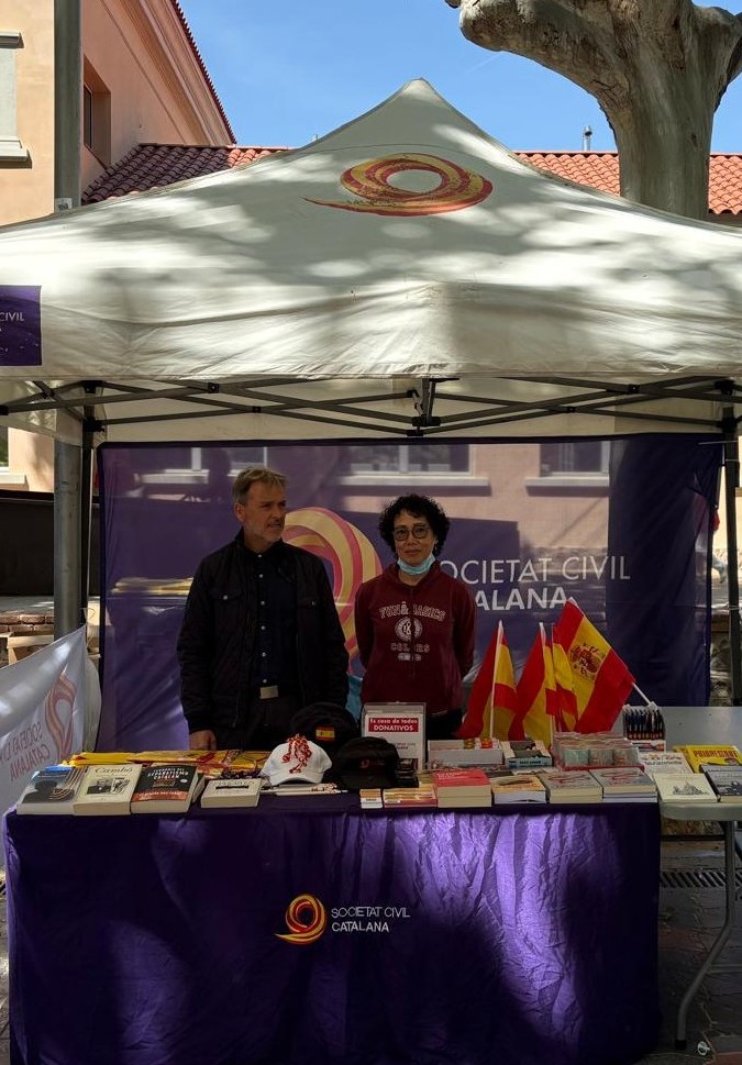 ❤️ Nuestro agradecimiento a los voluntarios de SCC, que tan generosamente nos regalan su tiempo para convertir nuestras carpas de #SantJordi en Barcelona y Castelldefels en un feliz punto de encuentro social y cultural.
