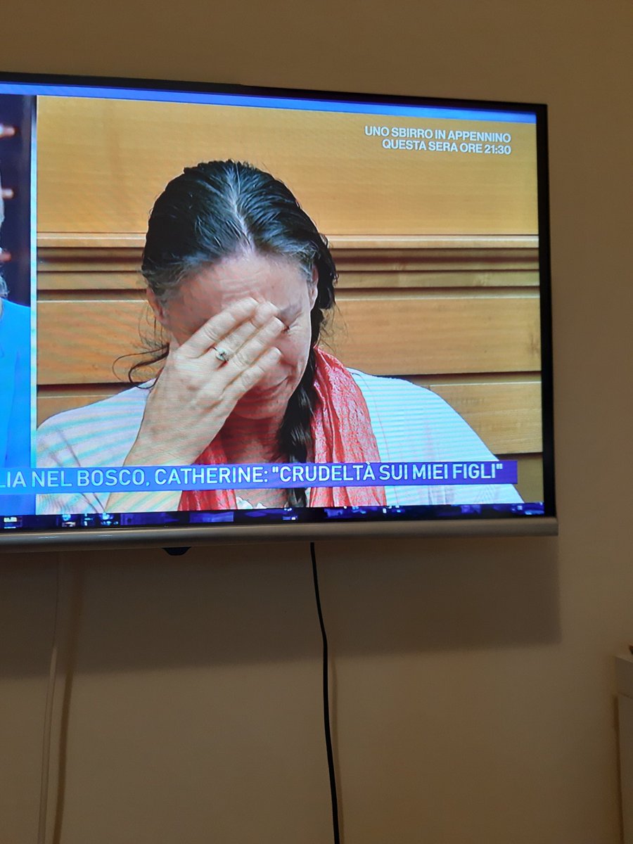 L'incubo inflitto a questa madre e ai suoi bimbi è  senza fine.
Manco fosse  una criminale.