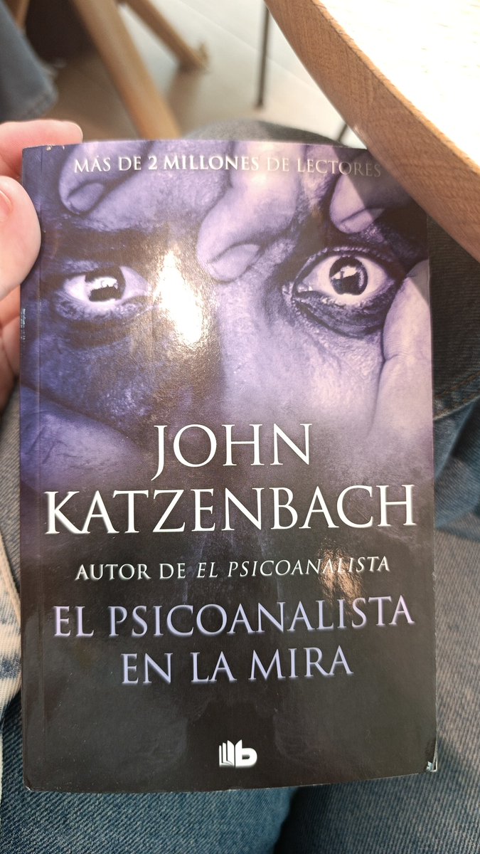 Mi autoregalo por Sant Jordi.
Autor top top de novela negra y la tercera parte del mejor libro que me he leído de este estilo, "El Psicoanalista". 🐉📖🌹