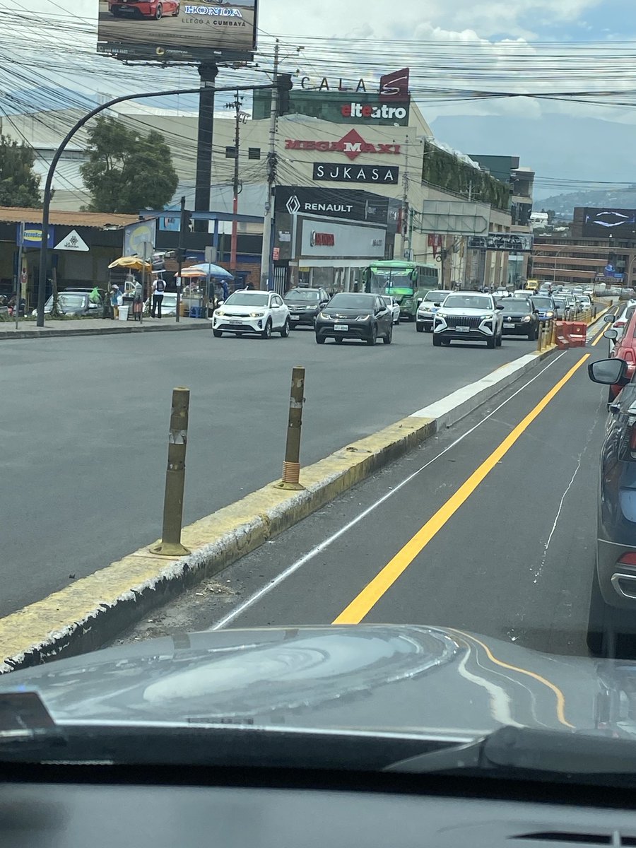 lourdeshernande's tweet image. 3 meses sin líneas cebra! Qué esperamos? Frente a un Hospital!
⁦@MunicipioQuito⁩ ⁦@AMT_Quito⁩ #Scala #LosValles