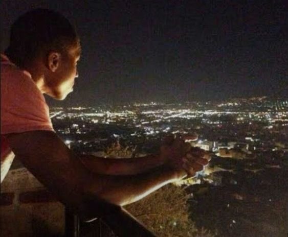 CinnamongirIs_'s tweet image. l’époque #prime du lycée ou je passais mes journées à rigoler, bdv et venir déchirée en cours #nostalgie