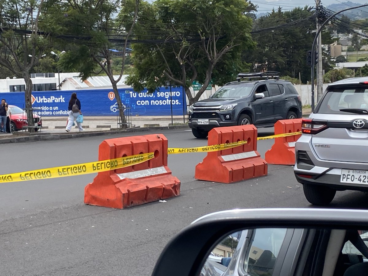 lourdeshernande's tweet image. 3 meses sin líneas cebra! Qué esperamos? Frente a un Hospital!
⁦@MunicipioQuito⁩ ⁦@AMT_Quito⁩ #Scala #LosValles