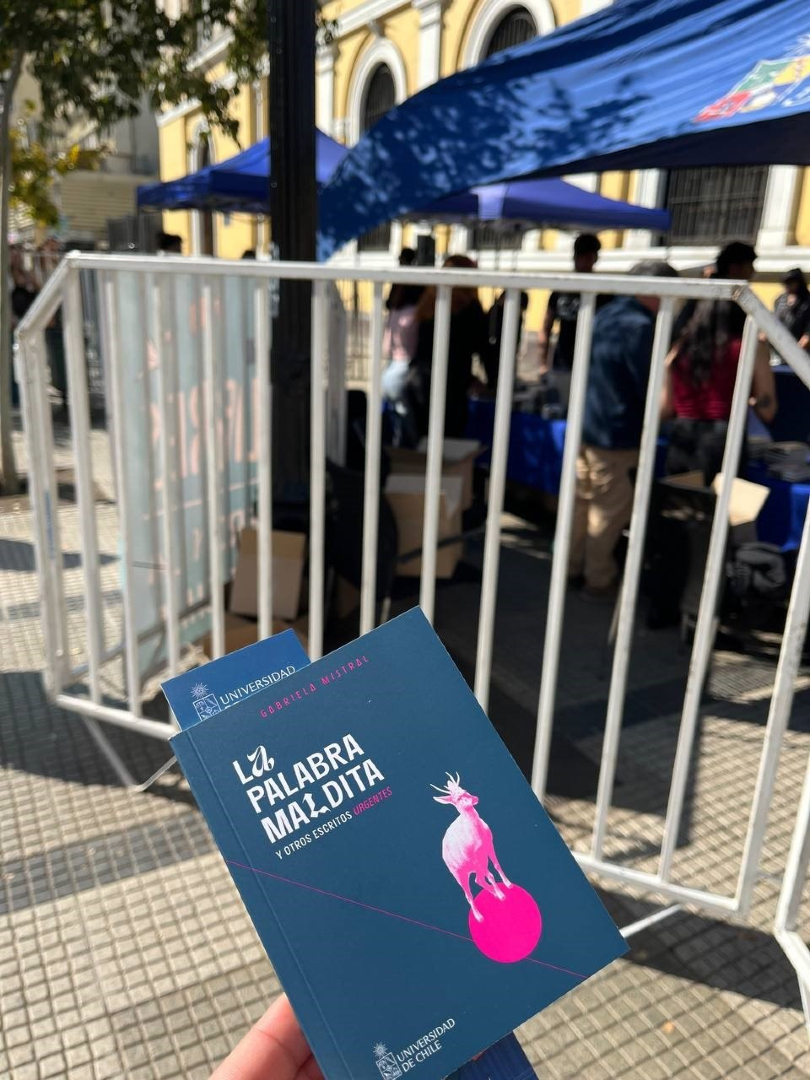 📍 Nos avisa una rata que están regalando libritos de Gabriela Mistral afuera de la U de Chile.
