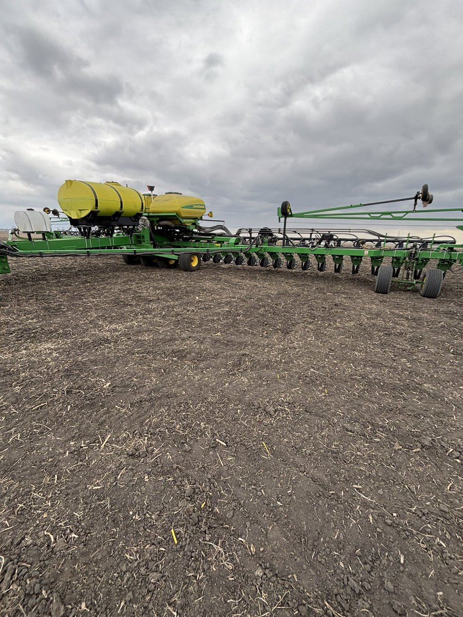 AgassizPrec's tweet photo. In the field with new @PrecisionPlant startups! #ThatTimeOfYear ๐คฉ Thanks to guys in the shop! ๐ Looks fantastic! #GreatInstall https://t.co/T2RgD82vvp