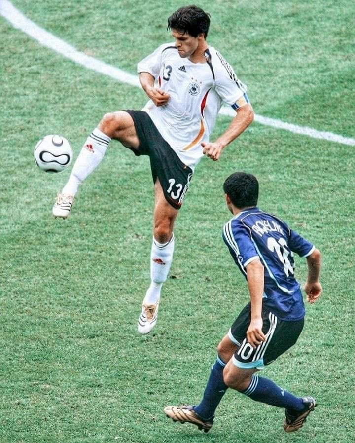00sFootb4ll's tweet photo. Michael Ballack vs Juan Román Riquelme, 2006. https://t.co/YVUofczYFb