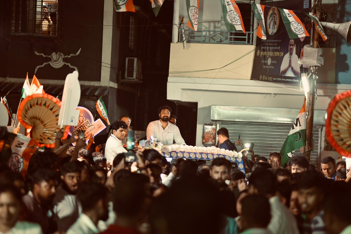 KunalGhoshAgain's tweet image. বেলেঘাটা। ওয়ার্ড 57। প্রচারে সাংসদ, মেগাস্টার দেব। মনে হল পুরো ঝড় উঠল। আবেগাপ্লুত জনস্রোত।