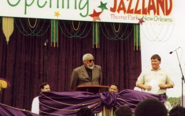DailySFNOPic's tweet photo. For its grand opening, Jazzland commissioned renowned artist John T. Scott to design the park’s official poster.
Here he is unveiling it on opening day: a vibrant piece that encapsulates the spirit of the park. I have to say, I'm a big fan. What do you think?
#Jazzland #SFNO https://t.co/IYZxpfCK8j