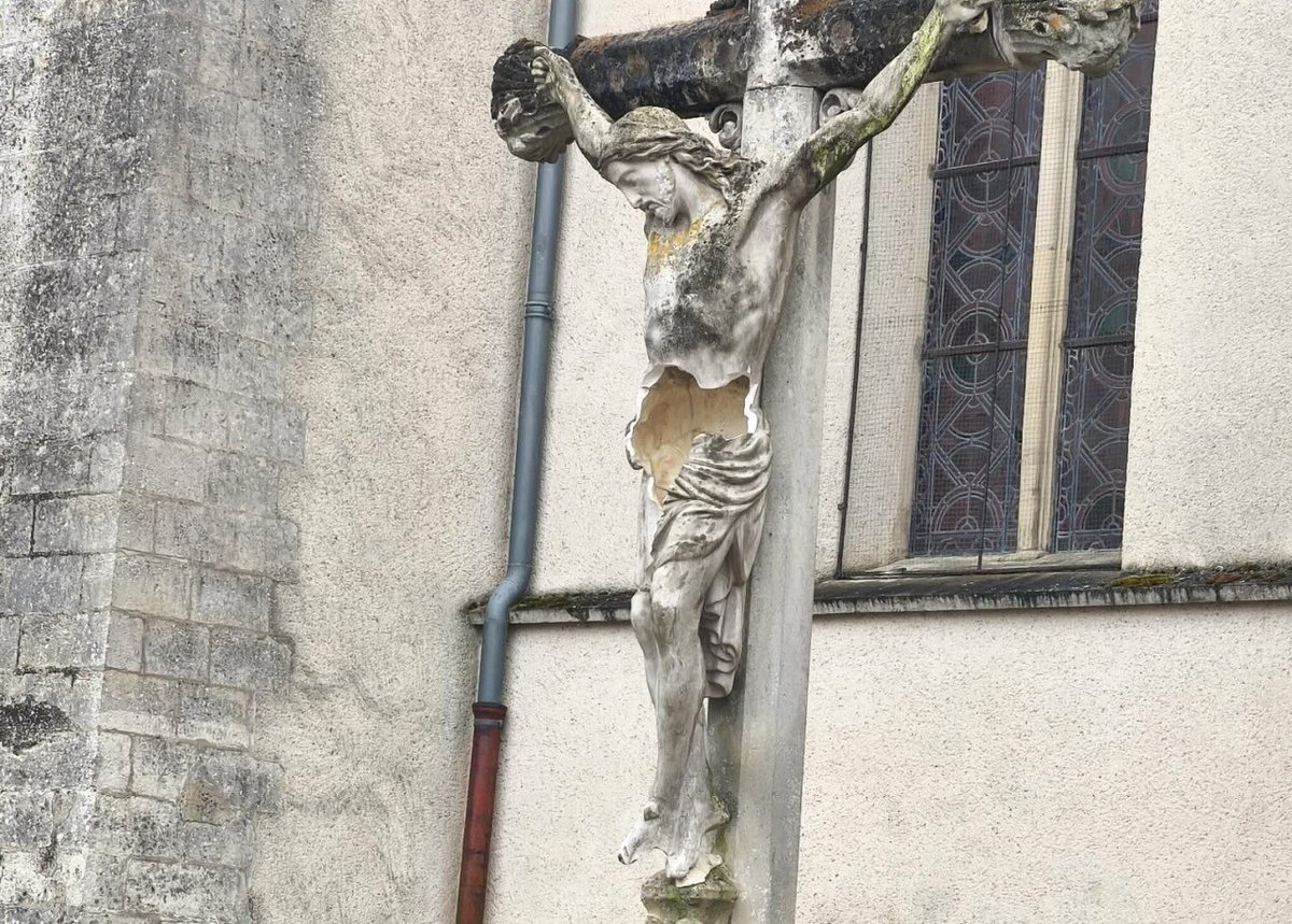 🚨✝️ 𝗔𝗟𝗘𝗥𝗧𝗘 — La sculpture du Christ installée devant l’église de Saint-Pathus a été VANDALISÉE.

Installée depuis une quinzaine d’années, cette réplique creuse remplaçant l’original, aujourd’hui conservé dans l’église, a été BRISÉE entre le bas du ventre et le haut des