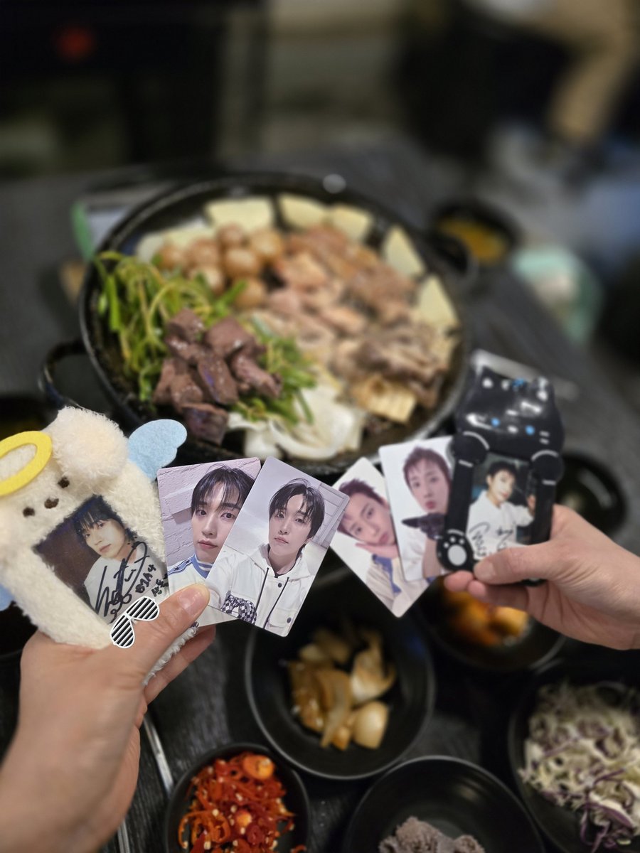 즐거웠던 B1A4 데뷔 15주년겸 엠카 미니 팬미팅
뵤네뽀가 준비해준 츄러스와 음료 받아서 바로 먹고 저녁은 삼돌이 추천한 곱창으로 마무리!

하루종일 행복 과다 복용 상태🫶
또 하나의 행복한 시간, 오래 함께해
