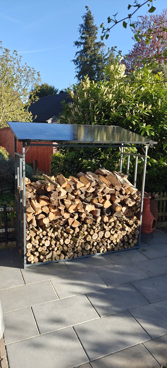 DiedrichLeander's tweet image. Mein Holzlager hat ein neues Dach☺️
So einfach geht Photovoltaik heutzutage. Und das ist auch gut so🤝 #PV #Balkonkraftwerk