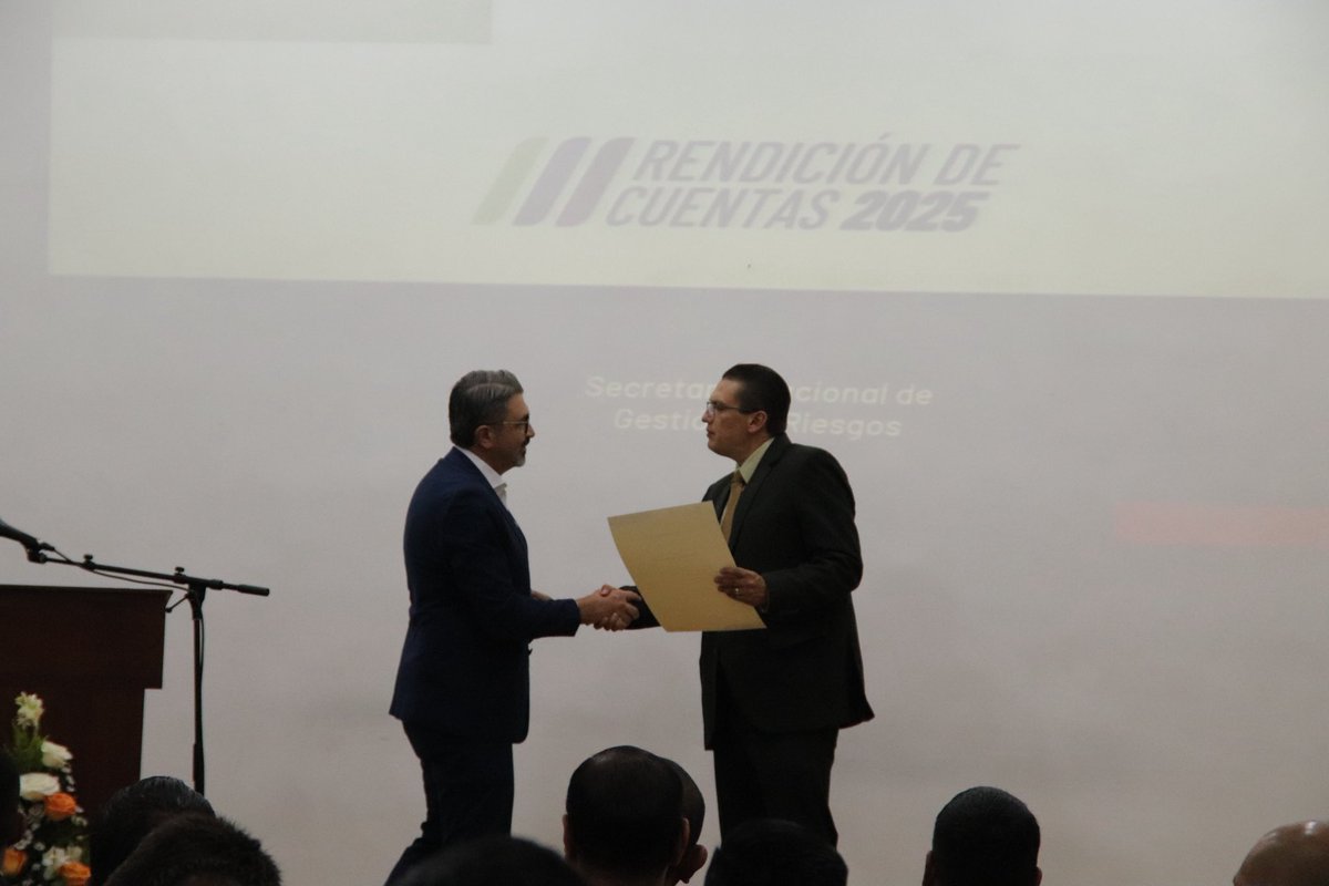 Riesgos_Ec's tweet photo. 📍#Azuay

Desarrollamos el evento de Rendición de Cuentas período 2025, de la Coordinación Zonal 6, mediante el cual, cumplimos con el deber y responsabilidad de informar, dar a conocer y responder a la ciudadanía sobre el manejo de los recursos y los resultados logrados.

Durante el 2025:
➡️ 1.071 eventos atendidos 
➡️ 2.598 personas atendidas 
➡️ 1.178 kits de asistencia humanitaria entregada 
➡️ 14.100 personas sensibilizadas en temas de gestión de riesgos
➡️ 99% de ejecución presupuestaria 

Seguimos trabajando por #ElNuevoEcuador 💜