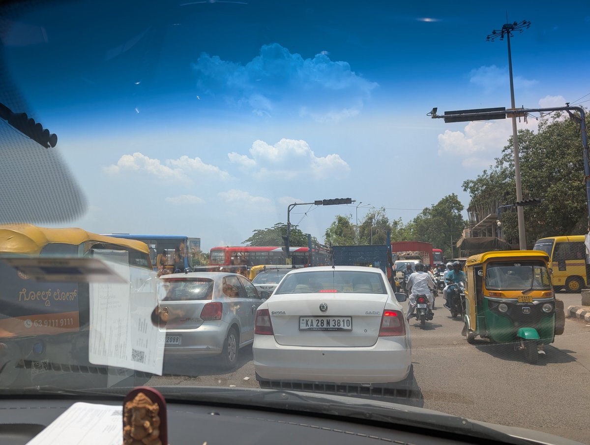 It's a chaos in every circle of hubli Dharwad.This is hosur-girnichal circle today,traffic rules shattered.Every day tens of vehicle accidents.Request to pls start all traffic lights in city and implement strict traffic rules.<a href="/compolhdc/">HUBBALLI DHARWAD CITY POLICE</a> <a href="/HdmcHubliDwd/">Hubballi-Dharwad Municipal Corporation</a> <a href="/BelladArvind/">Arvind Bellad</a> <a href="/JoshiPralhad/">Pralhad Joshi</a>