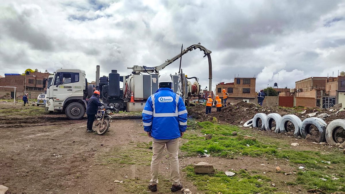 sunassperu's tweet photo. 📍 #Puno | Verificamos las acciones de la EPS Sedajuliaca S.A. tras el reporte de usuarios por el colapso de un buzón de desagüe en la intersección de la av. América con jr. Mama Ocllo, en el barrio San Santiago (Juliaca).
La EPS realiza la limpieza con hidrojets. La incidencia habría ocurrido por trabajos de la Municipalidad de San Román en el río Torococha. Se continuará con el seguimiento.