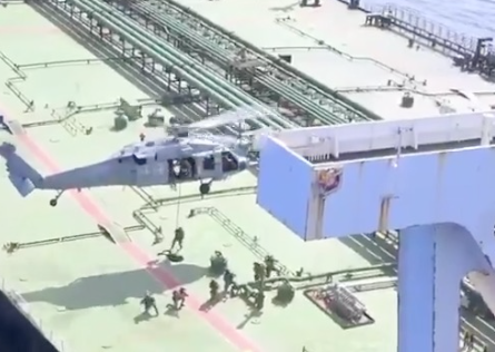 RwandaHillsNews's tweet image. 🚨🇺🇸🇮🇷Ingabo za Amerika (U.S. Navy) zongeye gufatira ubundi bwato bwa Iran (M/T Majestic X) mu Nyanja y’Ubuhinde bwari butwaye ibitoro. Amerika ivuga ko itazihanganira uwarenga ku bihano, mu gihe Iran na yo yafunze umuhora wa Hormuz. 

 #US #Iran #GlobalNews