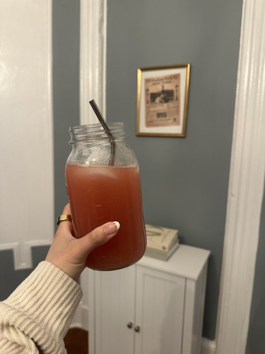 skinny potion of the day is raspberry sparkling water, peach debloat powder, and raspberry electrolytes <3