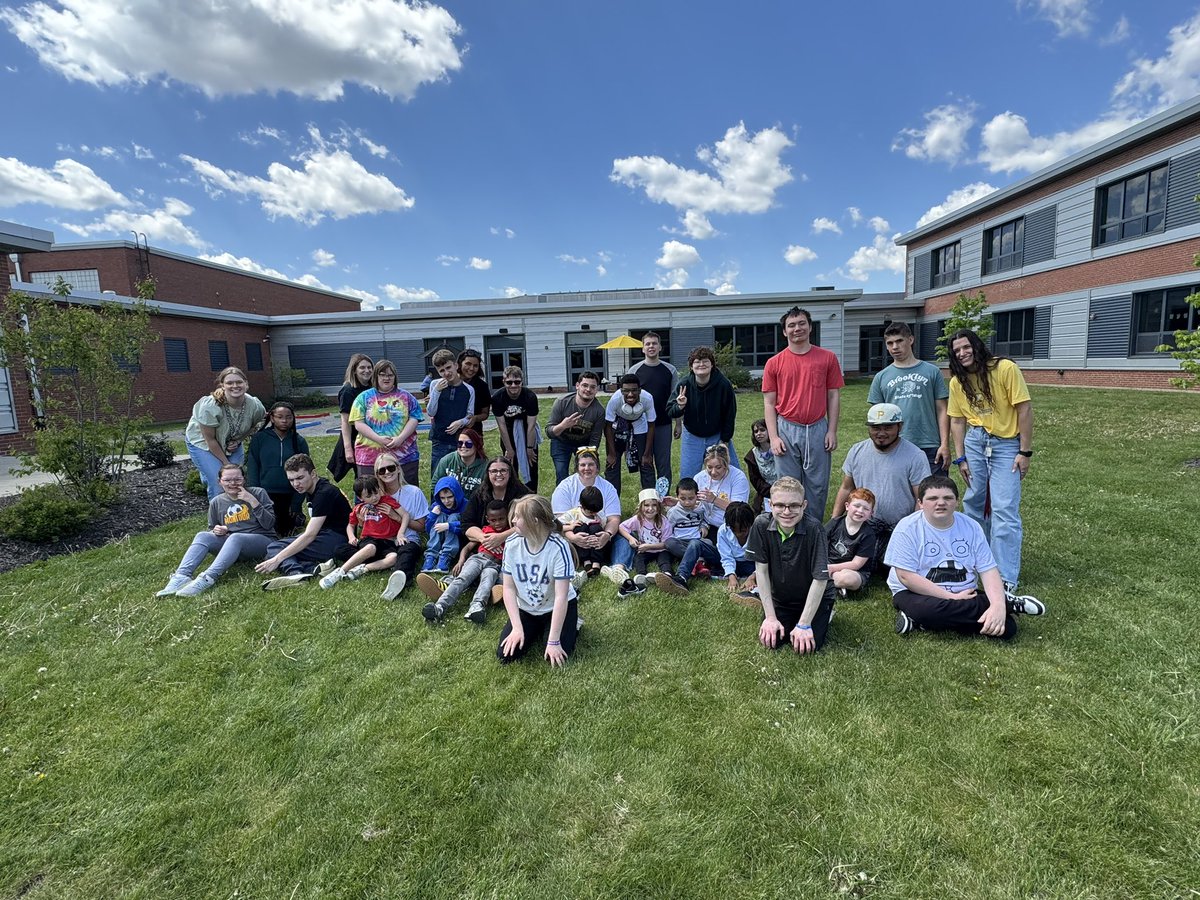 carrie_woodard_'s tweet photo. As part of #InclusionWeek, students from Montour Elementary visited with our Montour High School students. Friends enjoyed hanging out in the courtyard on a sunny day. ☀️ https://t.co/vLOC9o51b3