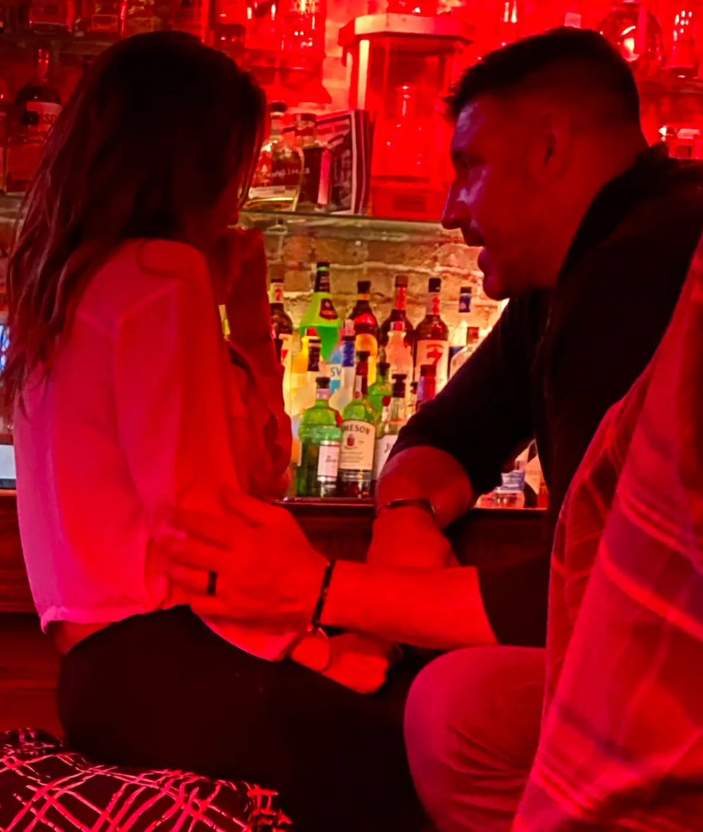 FearedBuck's tweet image. Page Six has released new photos of Patriots HC Mike Vrabel and Dianna Russini kissing at a NYC bar on March 11, 2020, with his wedding ring on.

(pagesix.com/2026/04/23/cel…)