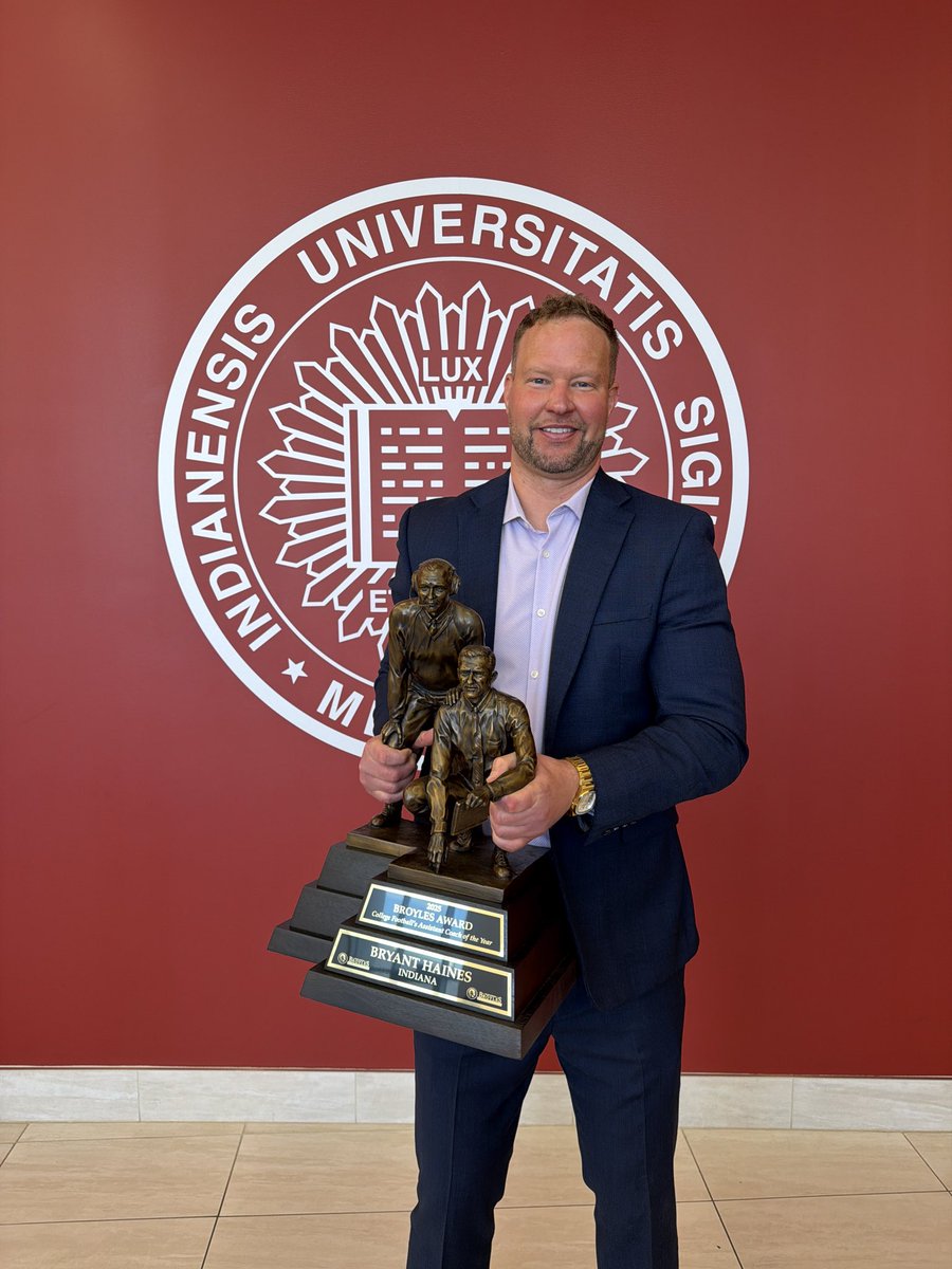 BroylesAward's tweet image. The Broyles Award is coming HOME! We’re incredibly grateful for the opportunity to travel to Bloomington and present the 30th Broyles Award trophy to Bryant Haines.

@Coach_BHaines @IndianaFootball
