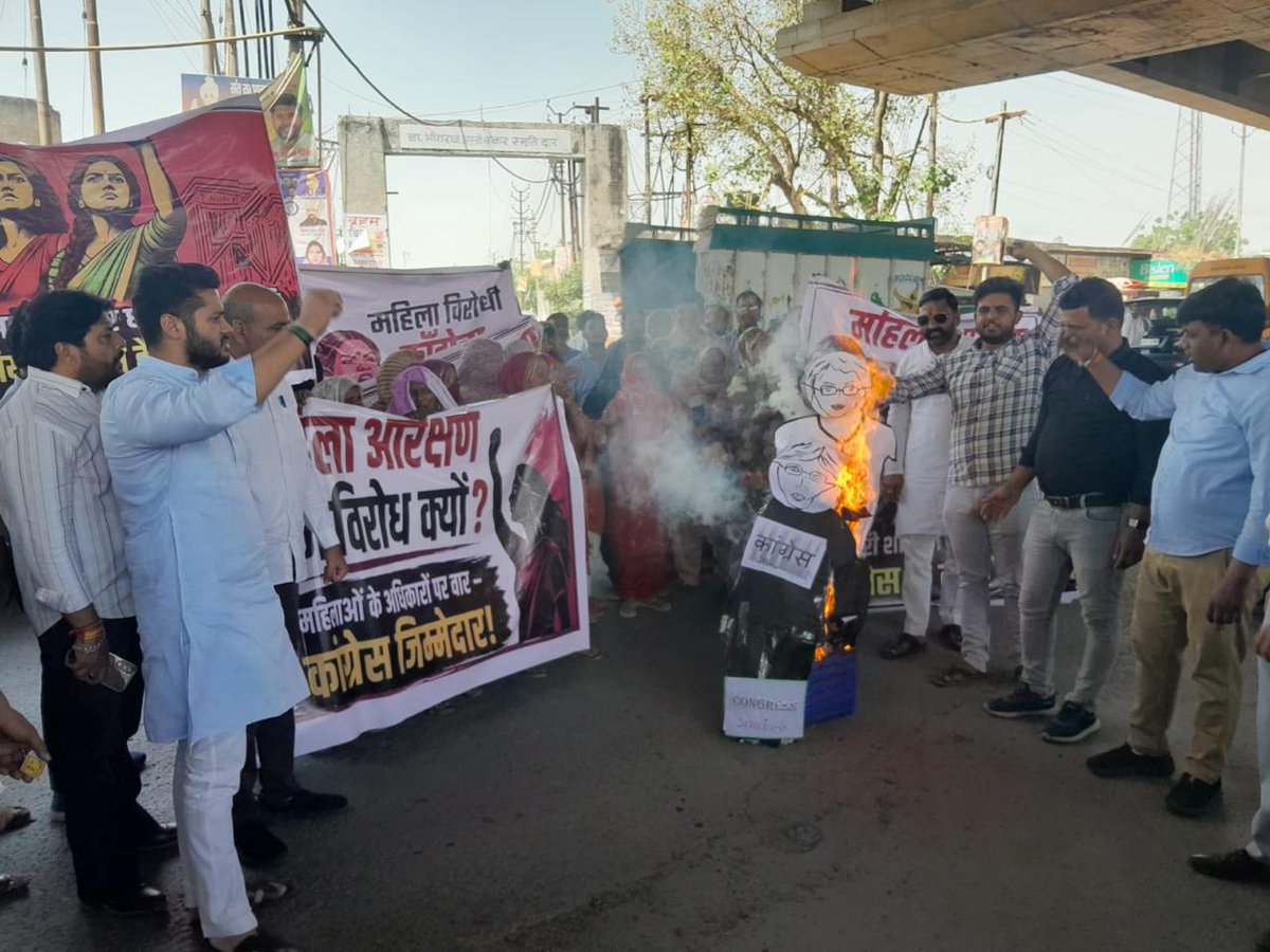 _Akshay_8800's tweet image. आज जिला बागपत में भाजयुमो की जन आक्रोश पदयात्रा में शामिल हुआ, जिसमें संसद में महिला आरक्षण से जुड़े नारी शक्ति वंदन अधिनियम को कांग्रेस द्वारा पारित नहीं होने देने पर युवाओं का जबरदस्त आक्रोश देखने को मिला।

#narishaktivandan #BreakingNow #YouthInAction #lamansiónvip