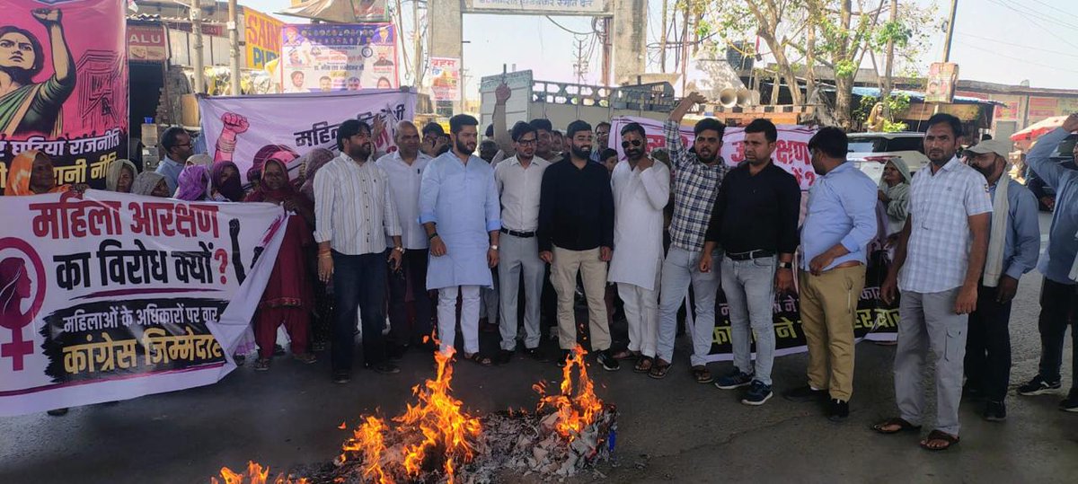 _Akshay_8800's tweet image. आज जिला बागपत में भाजयुमो की जन आक्रोश पदयात्रा में शामिल हुआ, जिसमें संसद में महिला आरक्षण से जुड़े नारी शक्ति वंदन अधिनियम को कांग्रेस द्वारा पारित नहीं होने देने पर युवाओं का जबरदस्त आक्रोश देखने को मिला।

#narishaktivandan #BreakingNow #YouthInAction #lamansiónvip