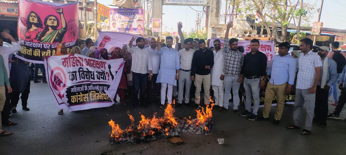 _Akshay_8800's tweet image. आज जिला बागपत में भाजयुमो की जन आक्रोश पदयात्रा में शामिल हुआ, जिसमें संसद में महिला आरक्षण से जुड़े नारी शक्ति वंदन अधिनियम को कांग्रेस द्वारा पारित नहीं होने देने पर युवाओं का जबरदस्त आक्रोश देखने को मिला।

#narishaktivandan #BreakingNow #YouthInAction #lamansiónvip